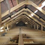 Vue de la charpente avant aménagement complet des combles par Moreno Création. Structure de combles en bois avant isolation et aménagement, réalisée par Moreno Création à Chèvreville (Oise).