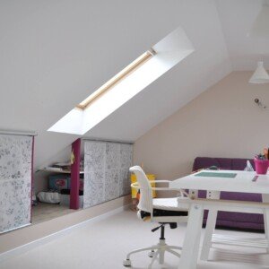 Bureau sous combles à Claye-Souilly – aménagement lumineux et sur mesure signé Moreno Création. Bureau sous combles avec rangements intégrés et fenêtres de toit Velux à Claye-Souilly – Moreno Création.