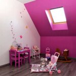 Chambre d’enfant sous combles rose à Saint-Soupplets – un espace lumineux et ludique signé Moreno Création. Chambre d’enfant sous combles à Saint-Soupplets avec coin jeux, parquet et fenêtre Velux – Moreno Création
