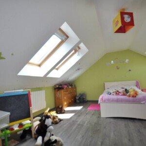Chambre d’enfant sous combles à Saint-Pathus – aménagement lumineux et ludique par Moreno Création. Aménagement d’un comble perdu avec charpente en W transformé en deux chambres à Saint-Pathus – Moreno Création