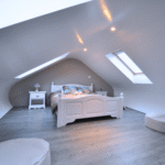 Chambre sous combles “Cocon” à Bailly-Romainvilliers – création signée Moreno Création, formes courbes et lumière naturelle. Aménagement de combles à Bailly-Romainvilliers avec formes courbes – modèle Cocon conçu par Moreno Création