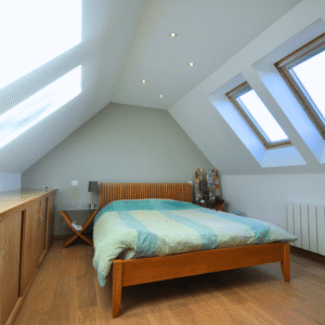 Chambre sous combles réalisée par Moreno Création à La Chapelle-en-Serval (60) – un espace lumineux et fonctionnel sous toiture. Chambre sous combles avec velux en bois réalisée par Moreno Création à La Chapelle-en-Serval