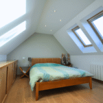 Chambre sous combles réalisée par Moreno Création à La Chapelle-en-Serval (60) – un espace lumineux et fonctionnel sous toiture. Chambre sous combles avec velux en bois réalisée par Moreno Création à La Chapelle-en-Serval