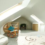 Combles aux formes courbes à Bailly-Romainvilliers – un espace doux et lumineux signé Moreno Création. Aménagement de combles aux formes courbes à Bailly-Romainvilliers avec fenêtres Velux et finitions soignées – Moreno Création