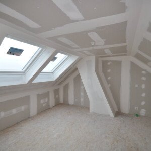 Travaux d’aménagement de combles à Villers-Cotterêts – isolation, placo et pose de fenêtres de toit Velux par Moreno Création. Travaux d’aménagement de combles avec placo, isolation et pose de Velux à Villers-Cotterêts – Moreno Création