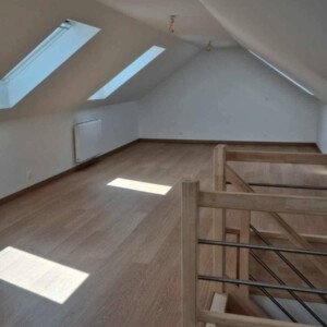Combles finis à Saint-Pathus avec escalier bois et lumière naturelle – un espace chaleureux signé Moreno Création. Aménagement de combles à Saint-Pathus (Chauconin-Neufmontiers) avec escalier en bois, parquet et fenêtres Velux – Moreno Création