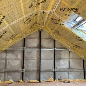 Isolation de combles à Lizy-sur-Ourcq avec membrane pare-vapeur Isover – intervention Moreno Création. Isolation de combles avec membrane pare-vapeur Isover sur modification de charpente Phénix à Lizy-sur-Ourcq – Moreno Création