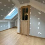 Aménagement de combles à Thorigny – modification de charpente, isolation et porte vitrée en chêne signée Moreno Création. Aménagement de combles à Thorigny avec modification de charpente, pose de Velux, isolation et portes vitrées en chêne fabriquées par Moreno Création