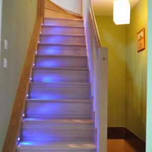 Escalier sur mesure avec éclairage LED intégré – design moderne et ambiance chaleureuse signés Moreno Création. Escalier sur mesure à quart tournant haut avec éclairage LED intégré fabriqué par Moreno Création au Plessis-Belleville