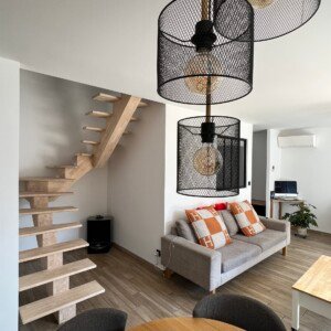 Escalier sur mesure à limon central – un design moderne et aérien signé Moreno Création. Escalier à deux quarts tournants avec limon central fabriqué et posé par Moreno Création à Quincy-Voisins