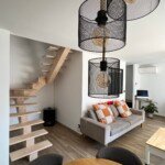 Escalier sur mesure à limon central – un design moderne et aérien signé Moreno Création. Escalier à deux quarts tournants avec limon central fabriqué et posé par Moreno Création à Quincy-Voisins