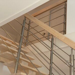 Escalier droit en bois et inox – un design épuré signé Moreno Création. Escalier droit en hévéa avec limon central et lisses inox fabriqué par Moreno Création à Creil