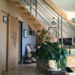 Escalier quart tournant en hévéa et inox – une réalisation contemporaine signée Moreno Création. Escalier en hévéa à quart tournant gauche avec limon central et rampes inox fabriqué par Moreno Création à Villeparisis