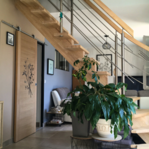 Escalier quart tournant en hévéa et inox – une réalisation contemporaine signée Moreno Création. Escalier en hévéa à quart tournant gauche avec limon central et rampes inox fabriqué par Moreno Création à Villeparisis