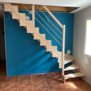 Escalier sur mesure modèle Z en bois et inox – design contemporain réalisé par Moreno Création à Meaux. Escalier sur mesure quart tournant gauche sans contremarches modèle Z avec lisses inox fabriqué par Moreno Création à Meaux