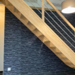 Escalier sur mesure en hévéa et inox – alliance du bois clair et du métal pour un rendu moderne signé Moreno Création. Escalier en hévéa avec lisses inox sur charpente Phénix réalisé par Moreno Création à Crégy-lès-Meaux