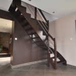 Escalier quart tournant en bois finition chocolat avec lisses inox – création Moreno Création à Villers-Cotterêts (02) Escalier quart tournant en bois finition chocolat avec lisses inox fabriqué par Moreno Création à Chèvreville et installé à Villers-Cotterêts