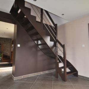 Escalier quart tournant en bois finition chocolat avec lisses inox – création Moreno Création à Villers-Cotterêts (02) Escalier quart tournant en bois finition chocolat avec lisses inox fabriqué par Moreno Création à Chèvreville et installé à Villers-Cotterêts