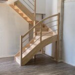 Escalier sur mesure en hévéa et inox – conception artisanale et design moderne signée Moreno Création. Escalier sur mesure en hévéa à deux quarts tournants avec contremarches et rampe inox fabriqué par Moreno Création à Coulommiers