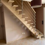 Escalier sur mesure en hévéa à limon central et rampe inox, fabriqué par Moreno Création à Chèvreville (60) – Savoir-faire artisanal et précision numérique. Escalier en hévéa à limon central avec rampe inox fabriqué par Moreno Création à Chèvreville