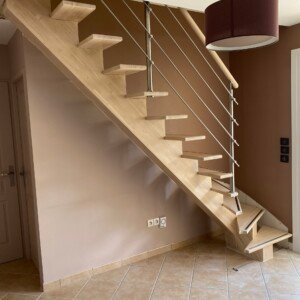 Escalier sur mesure en hévéa à limon central et rampe inox, fabriqué par Moreno Création à Chèvreville (60) – Savoir-faire artisanal et précision numérique. Escalier en hévéa à limon central avec rampe inox fabriqué par Moreno Création à Chèvreville