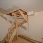 Escalier sur mesure en hévéa sans contremarches – design contemporain signé Moreno Création à Chessy. Escalier sur mesure en hévéa à deux quarts tournants sans contremarches réalisé par Moreno Création à Chessy près de Marne-la-Vallée