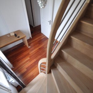 Escalier en chêne et inox – une réalisation sur mesure signée Moreno Création à Marne-la-Vallée. Escalier à quart tournant sur mesure en chêne massif et inox réalisé par Moreno Création à Marne-la-Vallée