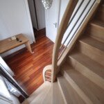 Escalier en chêne et inox – une réalisation sur mesure signée Moreno Création à Marne-la-Vallée. Escalier à quart tournant sur mesure en chêne massif et inox réalisé par Moreno Création à Marne-la-Vallée