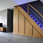Escalier en chêne massif avec rampe courbe et éclairage LED – une réalisation sur mesure signée Moreno Création à Oissery (77). Escalier en chêne massif sur mesure avec rampe courbe et éclairage LED – Moreno Création Oissery