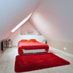 Chambre sous combles à Chanteloup-en-Brie – création Moreno Création, lumière naturelle et confort sous toiture. Aménagement de combles à Dammartin-en-Goële avec chambre sous pente et fenêtre de toit – Moreno Création