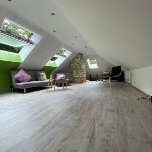 Chambre moderne sous combles à Chanteloup-en-Brie – lumière naturelle et confort signés Moreno Création. Aménagement de combles à Chanteloup-en-Brie en chambre moderne avec lit double et lumière naturelle – Moreno Création
