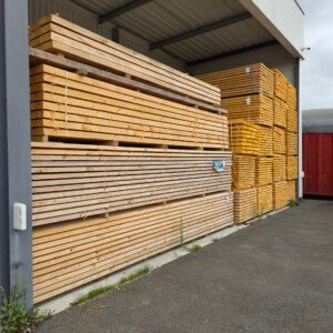 Bois de charpente entreposé dans la zone de stockage couverte de l’atelier Moreno Création à Chèvreville. Bois de charpente stocké dans la zone de stockage couverte de l’atelier Moreno Création à Chèvreville (60).