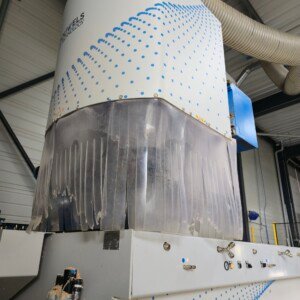 Dans notre atelier de Chèvreville, chaque escalier est façonné à l’aide d’équipements modernes et précis. Machine de fabrication d’escaliers en bois dans l’atelier Moreno Création à Chèvreville, utilisée pour la découpe et l’assemblage sur mesure.