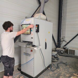 Un artisan de Moreno Création en pleine utilisation d’une machine de fabrication dans notre atelier à Chèvreville. Artisan menuisier utilisant une machine de fabrication d’escaliers sur mesure dans l’atelier Moreno Création à Chèvreville (Oise).