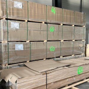 Bois d’hévéa soigneusement sélectionné et stocké dans notre atelier de Chèvreville, utilisé pour la construction d’escaliers sur mesure Moreno Création. Bois d’hévéa utilisé pour la fabrication et la construction d’escaliers sur mesure dans l’atelier Moreno Création à Chèvreville (60).