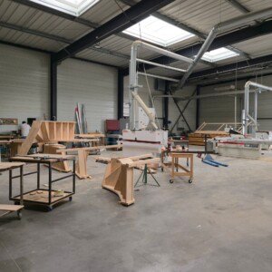 Dans notre atelier de Chèvreville, chaque finition est réalisée avec soin pour garantir un escalier d’exception. Escaliers en bois en cours de finition dans l’atelier Moreno Création à Chèvreville, fabrication artisanale sur mesure.