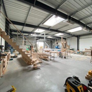 Dans notre atelier de Chèvreville, chaque escalier en bois est conçu et fabriqué avec précision par nos artisans. Atelier Moreno Création à Chèvreville, fabrication d’escaliers en bois sur mesure par des artisans menuisiers qualifiés.