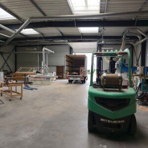 L’atelier Moreno Création à Chèvreville, un espace équipé pour la fabrication artisanale d’escaliers sur mesure. Atelier Moreno Création à Chèvreville équipé pour la fabrication artisanale d’escaliers en bois sur mesure.