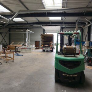 L’atelier Moreno Création à Chèvreville, un espace équipé pour la fabrication artisanale d’escaliers sur mesure. Atelier Moreno Création à Chèvreville équipé pour la fabrication artisanale d’escaliers en bois sur mesure.